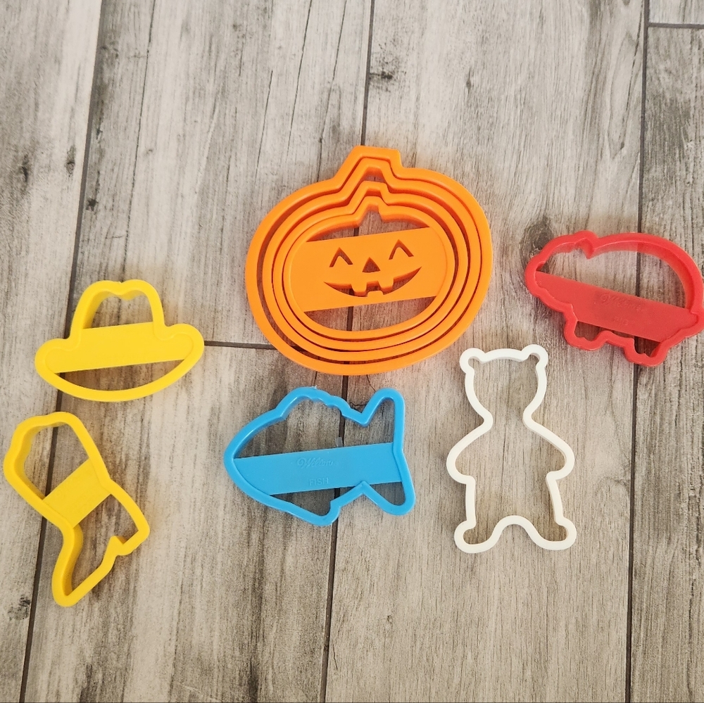 Vintage Wilton Halloween Fish Cowboy Hat Boot Cookie Cutters molds
